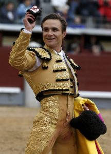 GRA502. MADRID, 08/05/2016.- El diestro Juan Bautista saluda al respetable con la oreja que cortó a su primer toro, en el tercer festejo de la Feria de San Isidro, celebrado hoy en la Monumental de Las Ventas, en Madrid, donde compartió cartel con Morenito de Aranda y José Manuel Mas. EFE/Javier Lizón