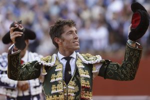 GRA615. SEVILLA 23/04/2015.- El diestro Manuel Escribano tras cortar una oreja al primero de su lote, del hierro de Victorino Martín, durante la undécima corrida de abono de la Feria de Abril hoy en la Real Maestranza de Sevilla. EFE/Julio Muñoz