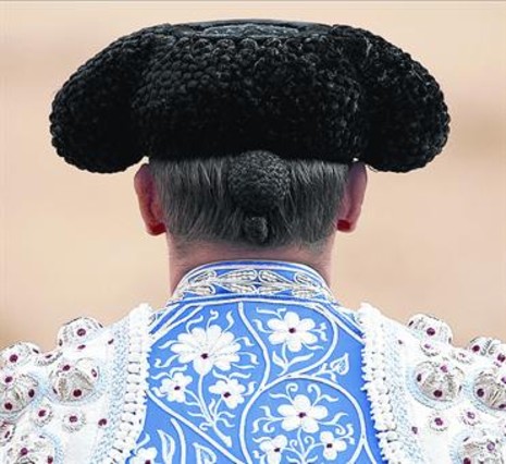 matador-toros-luce-una-montera-peculiar-gorro-ese-oficio-1405110651216