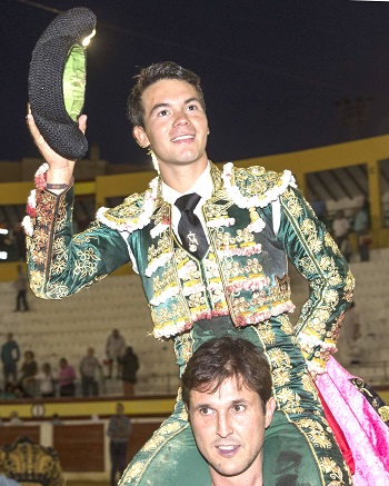 GRA255. CALASPARRA, (MURCIA), 06/09/2015.- El novillero venezolano Manolo Vanegas ha salido a hombros hoy tras cortar una oreja a cada uno de sus novillos, durante la cuarta novillada de la Feria de la "Espiga de Oro", celebrada hoy en la plaza de toros de Calasparra, lidiando reses de Prieto de la Cal.EFE/Marcial Guillén.