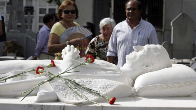 Claveles-mausoleo-Manolete-Salud_1166893359_72016860_667x375