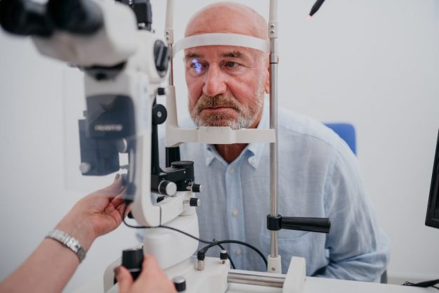 hombre-revision-oftalmologica